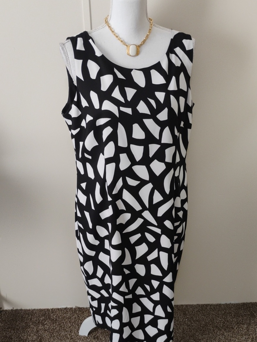 Jones Studio Black and White Sleeveless Abstract Midi Dress